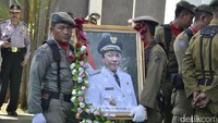 Arslan yang juga akrab disapa Alex ini meninggalkan seorang istri Ratna Sofia Sunhadji dan dua putri kembar, yakni Amadea Revalana Djunaid dan Amadea Alena Djunaid.
