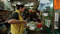 Sup ular nantinya juga dicampur dengan daging ayang dan tulang babi. Kuliner ini bisa bikin traveler berpikir dua kali untuk mencobanya (Bobby Yip/Reuters)
