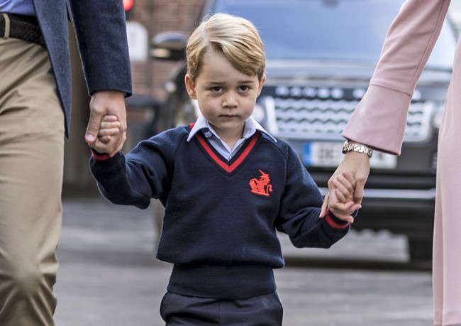 Pangeran kecil ini tampak gugup di hari pertamanya ke sekolah. Beberapa kali wajah George tampak menunduk dan tak memberi senyum ke arah kamera. Foto: Richard Pohle - WPA Pool/Getty Images