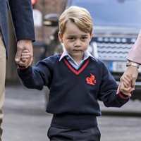 Pangeran kecil ini tampak gugup di hari pertamanya ke sekolah. Beberapa kali wajah George tampak menunduk dan tak memberi senyum ke arah kamera. Foto: Richard Pohle - WPA Pool/Getty Images