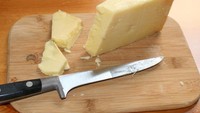  Britania Raya punya keju yang paling populer yaitu keju cheddar. Keju ini relatif keras, berwarna kuning pucat hingga putih gading, dan kadang-kadang memiliki rasa yang kuat. Foto: Istimewa