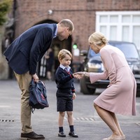 Kehadiran George lalu disambut oleh Head of Lower School di sekolahnya, yaitu Helen Haslem yang memakai gaun pink.  Foto: Dok. Getty Images/Kensington Palace
