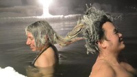 Setelah rambut berlapis es yang tampak putih dengan tatanan aneh sesuai keinginan, saatnya memotret gaya rambut tersebut. Foto itulah yang kemudian dikumpulkan ke panitia penyelenggara dan dilombakan (takhinihotpools.com)