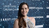 Pada 1994, nama Liv Tyler mulai populer di Indonesia setelah menjadi model dalam video klip band ayahnya, Aerosmith yang berjudul Crazy. Dalam video itu, ia tampil gila-gilaan dengan Alicia Silverstone. Ia pun makin ngetop setelah tampil dalam film Armageddon. Foto: Getty Images