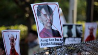 Massa juga membawa poster bergambar Aung San Suu Kyi.