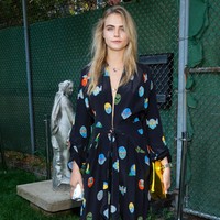 Model Cara Delevingne tampil chic dengan jumpsuit bergaya piama yang dihiasi motif-motif jenaka rancangan Stella McCartney. Foto: Getty Images