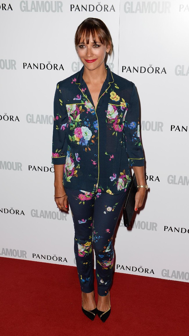Aktris Rashida Jones menawan dengan piama bermotif floral di karpet merah majalah Glamor. Foto: Getty Images