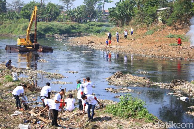 Tni Dan Warga Gotong Royong Bersihkan Citarum