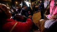 Para petugas layanan darurat membagikan selimut bagi warga (Foto: REUTERS/Edgard Garrido)