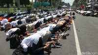 Bahkan banyak jamaah salat Jumat di jalan raya depan kompleks masjid. (Pertiwi/detikcom)