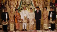 Jokowi didampingi Ibu Negara Iriana berfoto dengan kedua mempelai.
