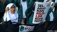 Massa berorasi di depan Kedubes Myanmar.