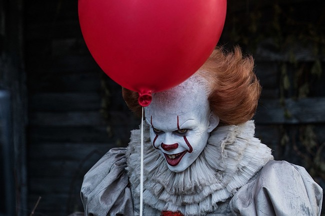 Badut horor Pennywise di film It kembali menghantui layar lebar di tahun ini. Namun di balik wajah menyeramkan Pennywise, siapa yang sangka bila aktor yang memerankan badut seram dari film tahun 90 itu ternyata tampan begini. Yuk, kenalan dengan Bill Skarsgard, aktor ganteng di balik sosok badut Pennywise di It. Foto: dok. IMDB