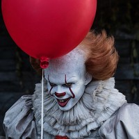 Badut horor Pennywise di film It kembali menghantui layar lebar di tahun ini. Namun di balik wajah menyeramkan Pennywise, siapa yang sangka bila aktor yang memerankan badut seram dari film tahun 90 itu ternyata tampan begini. Yuk, kenalan dengan Bill Skarsgard, aktor ganteng di balik sosok badut Pennywise di It. Foto: dok. IMDB