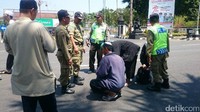 Polisi memeriksa barang yang dibawa calon peserta aksi (Pertiwi/detikcom)