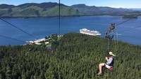 Di pesisir Alaska, traveler dapat menikmati flying fox di Icy Strait Poin. Ada lintasan berdampingan dengan kecepatan rata-rata sekitar 60 mph dan pemandangan yang menakjubkan (Dok. CNN Travel)