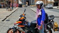 Beberapa negara yang dilaluinya antara lain Thailand, Nepal, India, Pakistan, Armenia, Georgia, Turki, Yunani, Albania, Kroasia, Slovenia, Italia, Swiss, Jerman, dan Prancis. Pasangan ini mengakhiri perjalanannya di depan Kedutaan Besar Malaysia di London, Inggris. Foto: Pool (paultan)