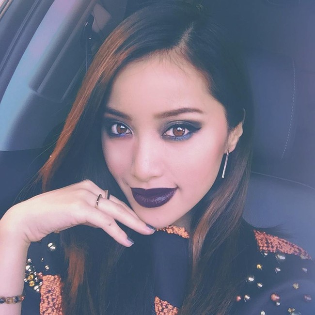 Michelle Phan mengaku bahwa dirinya mengalami depresi hingga membutuhkan detoks digital dengan tidak memakai media sosial sama sekali. Setelah detoks setahun, Michelle kembali lagi. Dia pun meluncurkan lagi lini kosmetik EM dengan produk lip cream dan eyeliner. Foto: Dok. Instagram
