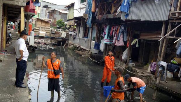 Kasudin Kebersihan Jakarta Pusat, Marsigit, mengatakan sampah yang diangkut dari Kali Krukut mencapai 10 meter kubik per hari.