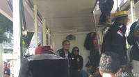 Sesekali Jonru tampak turun ke bawah tapi masih berada di dalam mobil komando (Foto: Akhmad Mustaqim/detikcom)