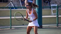 Sehari-harinya, Brittany membutuhkan bantuan untuk menguncir rambut hingga mengikat tali sepatu. Namun begitu ia masuk ke lapangan tenis, Brittany berubah menjadi seorang atlet tenis yang handal. Foto: BrittanyTagliareni.com