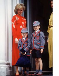 Putri Diana bersama Pangeran Harry dan Pangeran William.