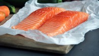 Ikan tinggi asam lemak omega 3, salmon juga baik bagi kulit. Makan salmon bisa kurangi inflamasi dan jerawat. Sekaligus mencegah kulit kering karena kandungan minyak alaminya. Foto: Istimewa