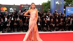 Pesona Stella Maxwell, Kekasih Kristen Stewart
