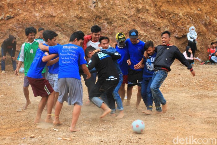 Main Bola Empat Kaki, Cara Pemuda Cilame Bandung Tetap Kompak