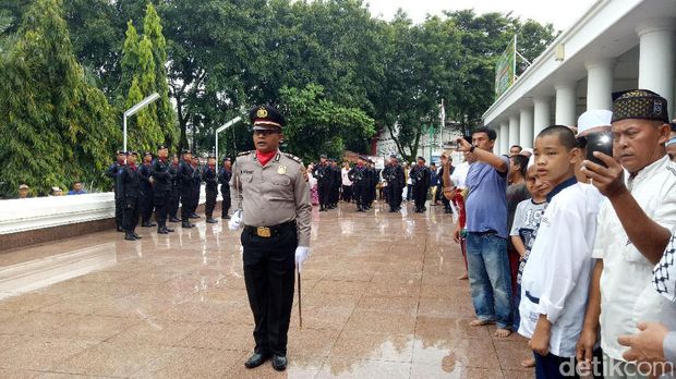 Upacara militer digelar untuk serah terima jenazah dari pihak keluarga kepada Polda Sumatera Selatan