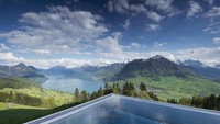 Perbukitan hijau dan danau yang indah menjadi daya tarik utamanya. Bahkan, traveler pun bisa melihat awan yang sedang berjalan di sini (booking.com)