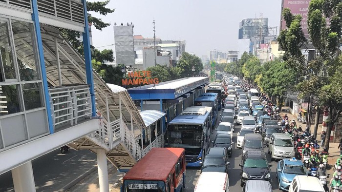 Warga DKI Habiskan Waktu 1 Jam 8 Menit Gara-gara Terjebak Macet