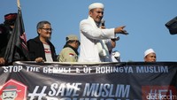 Dari atas mobil komando, orator meneriakkan semangat untuk massa. Dia meminta agar pembantaian di Myanmar dihentikan.