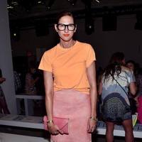 Jenna Lyons adalah mantan direktur kreatif untuk label J.Crew, tak heran ia memiliki gaya busana yang effortless dan chic. Jenna juga dikenal tak takut mencoba tren layering dan memberi statement pada penampilannya lewat aksesori yang mencuri atensi. Foto: Ist.