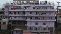 Tampak rumah yang ditinggali Ziona Chan dan istri-istri serta anak-anaknya (Adnan Abidi/Reuters)