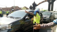 Penjagaan ini tentu membuat pengendara bertanya-tanya. Polisi dengan sabar memberikan penjelasan (Bagus Kurniawan/detikcom)
