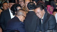 Aburizal Bakrie bersalaman dengan mantan Panglima TNI Djoko Suyanto.