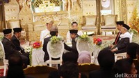 OSO dibantu penghulu menikahkan putrinya.