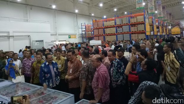 Gubernur DKI Jakarta Djarot S Hidayat meresmikan JakGrosir di Pasar Induk Kramat Jati.