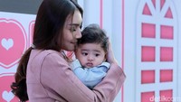 Melody Prima bersama sang putra saat ditemui di kawasan SCBD, Jakarta Pusat pada Kamis (7/9).