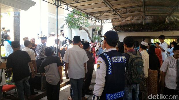 Suasana rumah duka menjelang pemakaman Wali Kota Pekalongan. 
