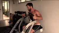 Dalam postingan Instagramnya, Maret 2017 lalu, Chris memperlihatkan aktivitas latihannya bersama seorang pelatih. Video tersebut diawali dengan Chris yang sedang melakukan latihan kekuatan otot lengannya. Foto: Instagram/chrishemsworth 