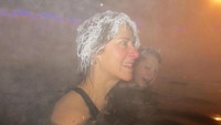 Kontes unik ini rupanya menarik banyak orang. Setiap tahun traveler dari berbagai negara yang liburan ke Yukon pun banyak yang ikut serta (takhinihotpools.com)