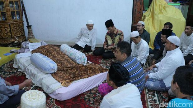 Saat ini jasad masih disemayamkan di Jalan Sultan Muhammad Mansyur, Kelurahan Bukit Lama kota Palembang