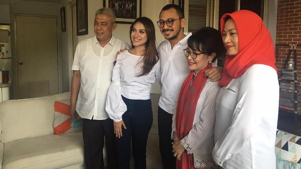 Giring 'Nidji' gelar syukuran di rumahnya