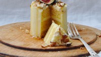 Dengan hiasan buah delima, honey butter sponge cake ini sekilas terlihat seperti kue dalam ukuran normal. Namun jika dilihat lebih dalam, kue ini hanya sebesar ujung garpu saja. Foto: Istimewa