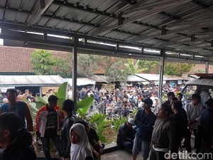 Warga Kampung Tipar Sukabumi Jemput Jenazah Korban Pembacokan