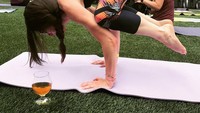 Tujuan beer yoga adalah membuat yoga semakin menyenangkan. (Foto: instagram/@rebelkettle).