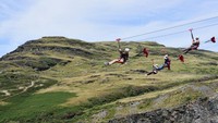 World Wales juga merancang flying fox Titan. Flying fox yang terletak di di pedesaan Welsh, Inggris ini bisa digunakan empat orang dalam waktu bersamaan (Dok. CNN Travel)