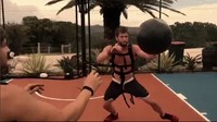 Kemudian latihan dilanjutkan di luar. Tubuh Chris yang diikat dengan beban, diminta untuk tangkas menangkap bola besar yang pasti tidak ringan. Foto: Instagram/chrishemsworth 